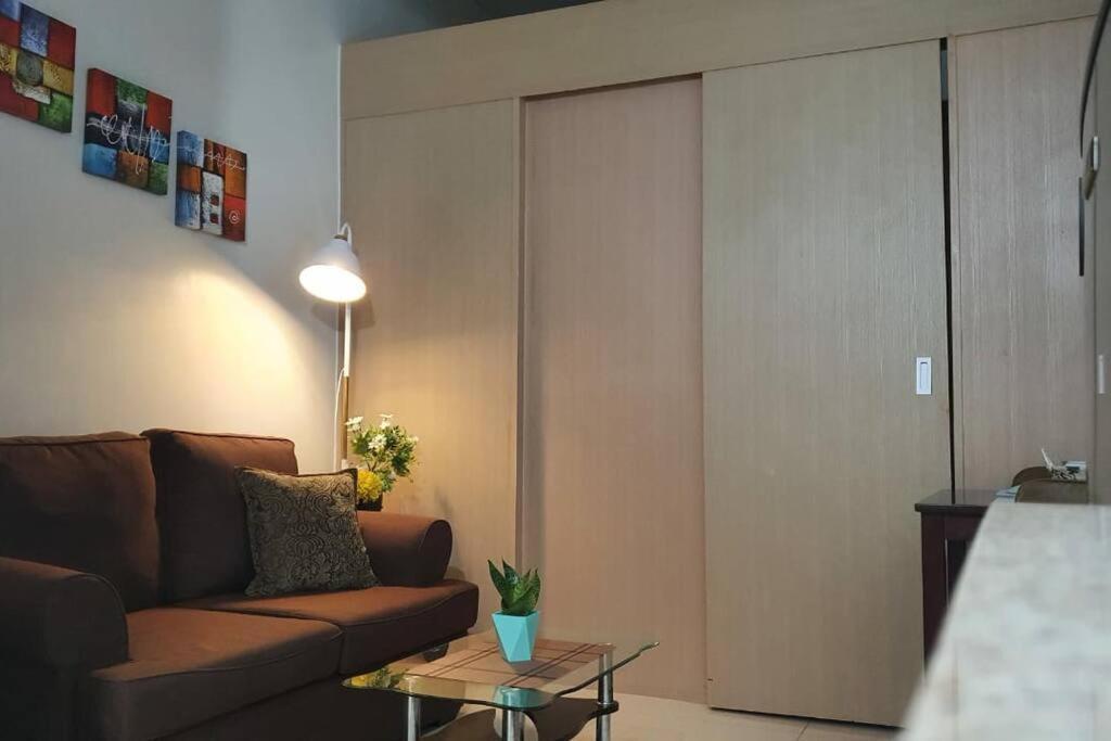 Cherolds Place Lovely 1 Bedroom Condo With Balcony Manila Exterior foto